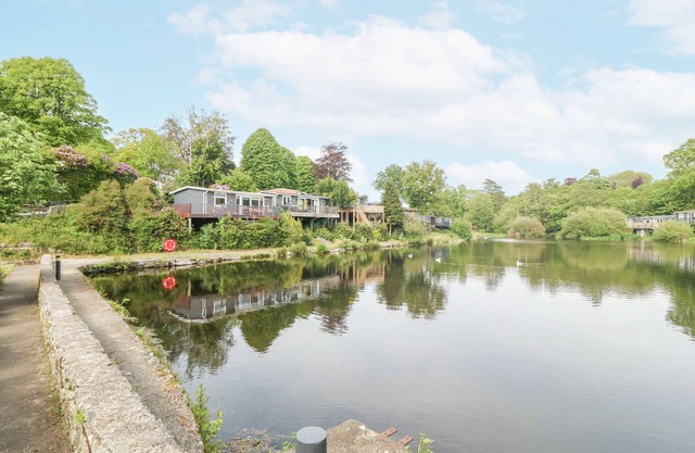 MULBERRY CABIN ON THE LAKE, with a garden in Caernarfon