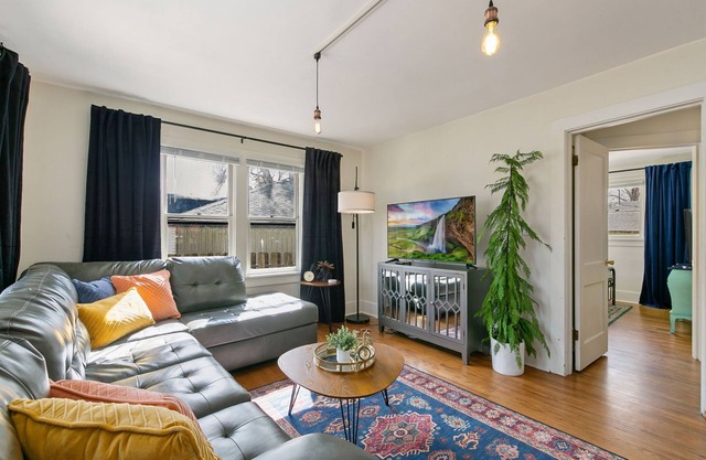Mulberry Place: A Charming Cottage Near Old Town!