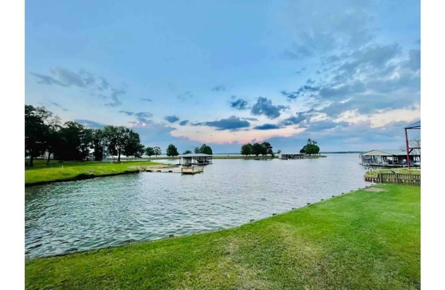 Multi-home Lakefront Retreat- kayaks, fire pit, yard games, hot tub