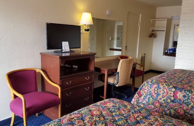 Multiple Beds Non Smoking, Red Carpet Inn, Complimentary Parking, Blacksburg VA