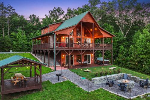 Murphy Cabin with Hot Tub, Fire Pit and Mountain Views