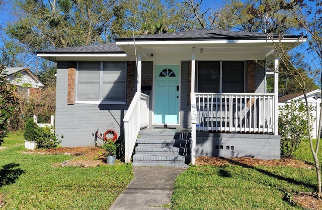 Murray Hill 1940s bungalow- walking distance to the strip