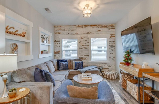 Music City Charmer - Tons of Beds- 30 Day Minimum