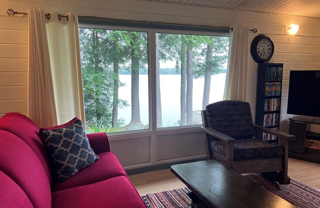 Muskoka Lakefront cottage 3 BR main cottage & 2 BR Bunkie on clear lake