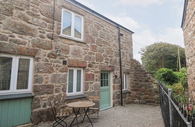 MYS HEDRA FARM, pet friendly, with pool in St Buryan