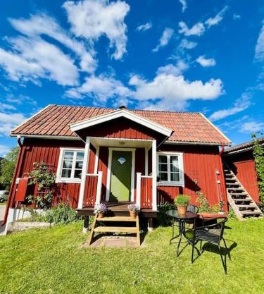 Mysig stuga med sjöutsikt