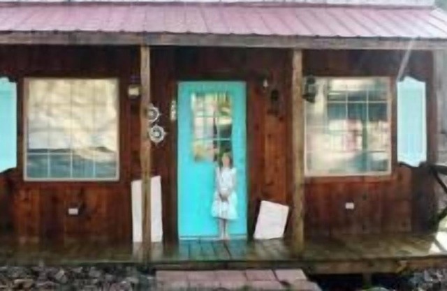 Mystic Cove Cabin with one queen bed