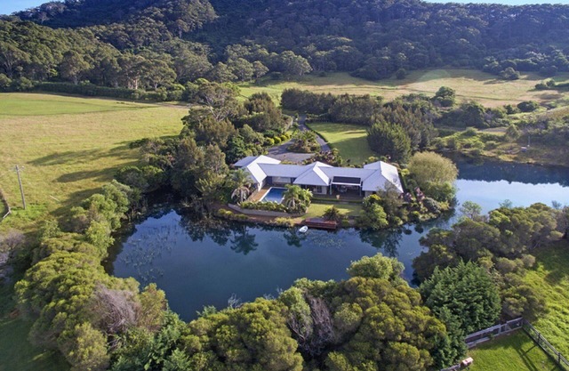 Mystique Country House-Stunning house beside a lake and mountain backdrop.