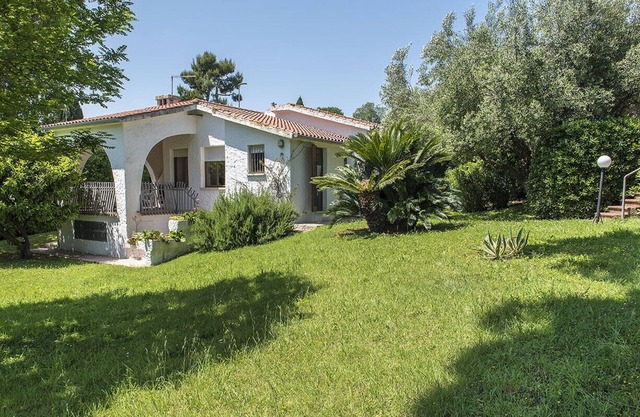 N264 - Numana, single villa with large garden