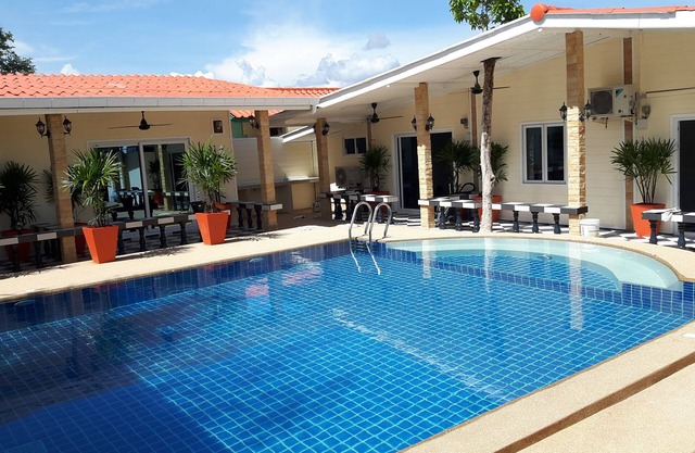 na jomtien big pool villa