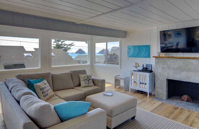 Nancy's Lookout - located in the heart of Oceanside, dog friendly