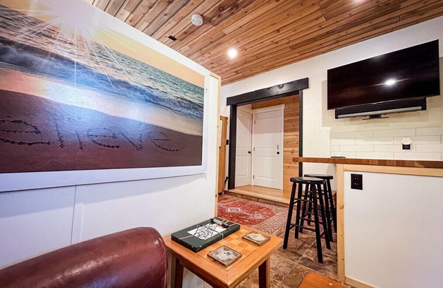 Naramata Forest Retreat with Trail Access