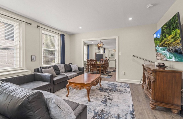 Narberth 3BR: King Bed, Garage, EV Charger, Gym, Yard, AC, Laundry, Walk to Rail