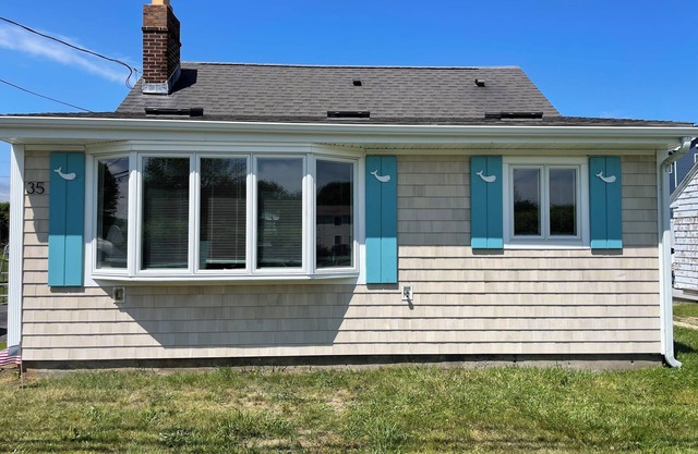 Narragansett Beach Cottage 900ft from the Beach!