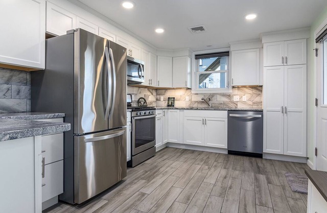 Narragansett! WALK to Scarborough BEACH, Central Air, Linens & Towels Incl!
