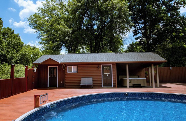 Nashville Guesthouse Oasis with Pool, HotTub & Nature Retreat – 15 Mins to DWTN