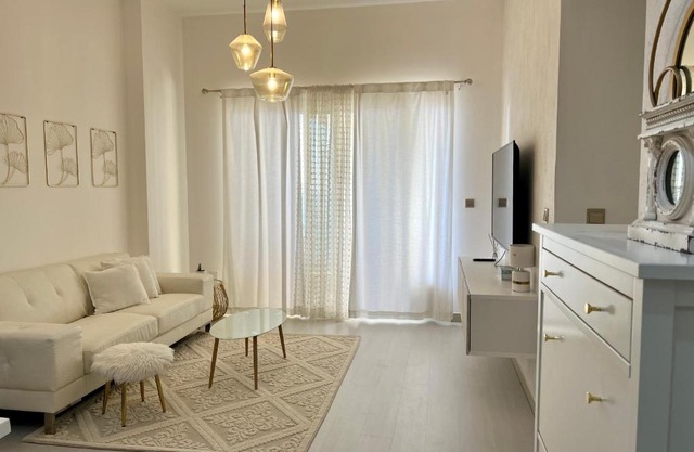 Nasma Luxury Stays - Luxe Beachfront Oasis, Steps From The Sandy Beach