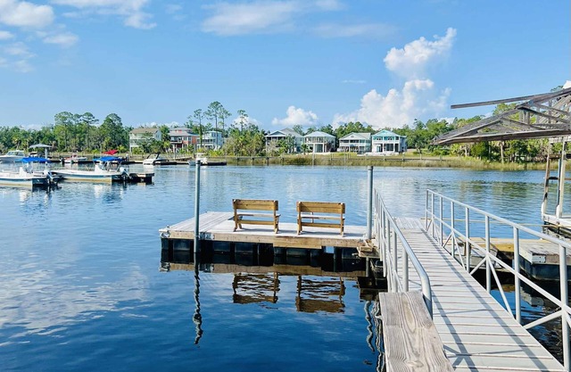 Nauti Hookers, deep water access in Steinhatchee with a boat slip, cold AC, WiFi