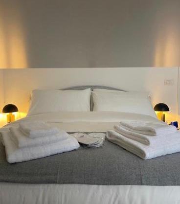 Naviglio Suite - Eleganza e Relax a 2 Min dalla M4 e dai Navigli