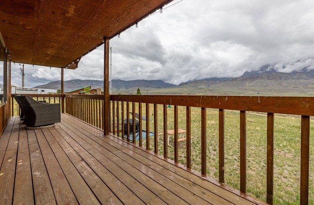 Neal's Guest House- pet friendly Wapiti Valley