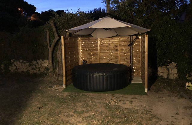 Near Aix and Marseille: Quiet 5-bedroom villa with pool, jacuzzi and billiard table