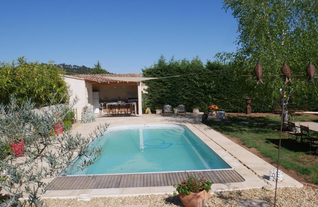 Near Aix en Pce Comfortable air-conditioned villa with private heated pool.