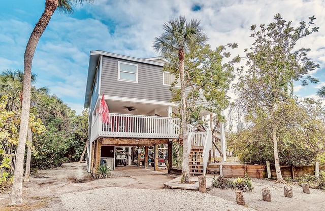 Near beach, includes golf cart , bikes , kayaks and pool , 5 stars. NCIC member