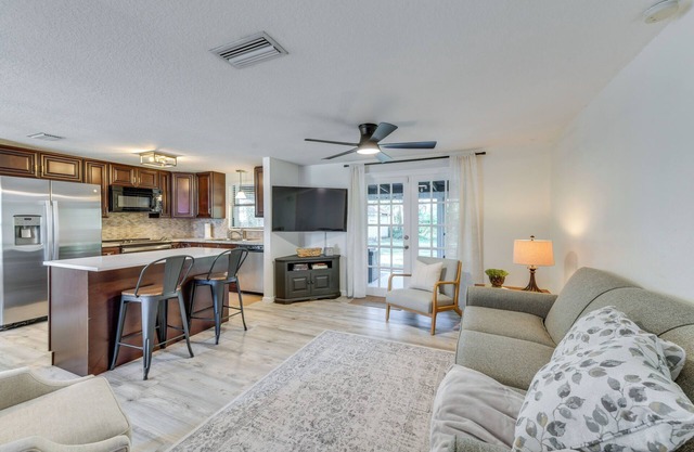 Near Beaches + Downtown: Sarasota Home w/Lanai