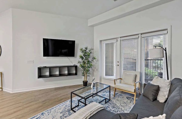 Near CPCC & light Rail | Pool, Gym, W/D & Parking