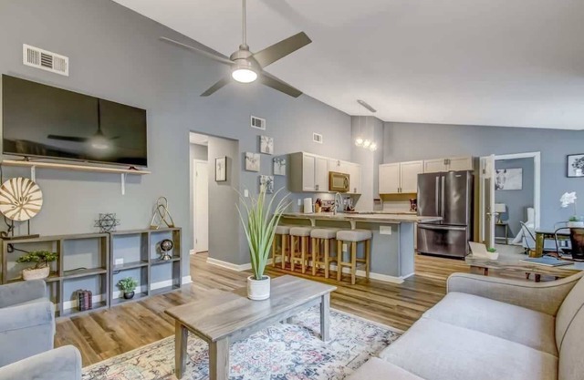 Near Dining & Downtown- Moon River District Digs