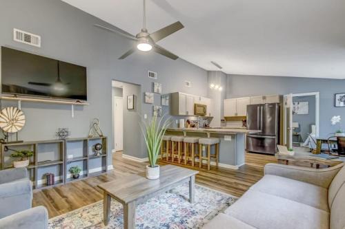 Near Dining & Downtown- Moon River District Digs