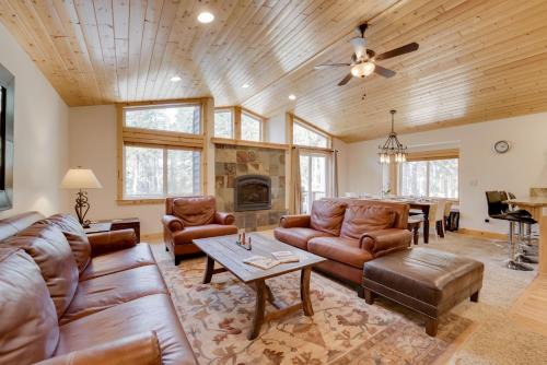 Near Donner Lake and Skiing Soda Springs Cabin!