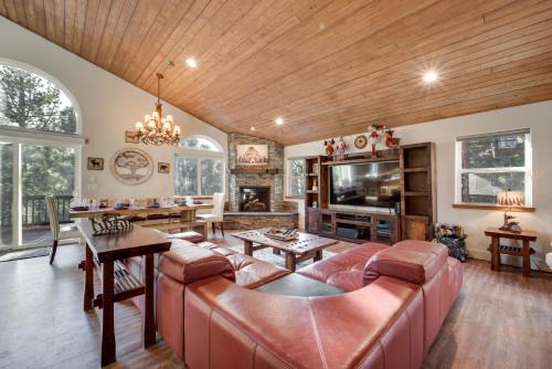 Near Downhill Ski Resort! Hot Tub Haven in Truckee
