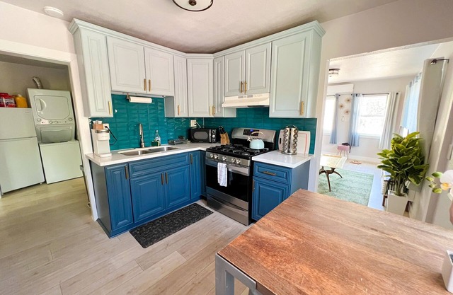 Near Downtown! Cheerful & Bright 2-bedroom house with a large yard