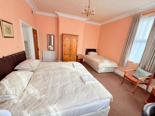Near Hylands hotel family room for 3