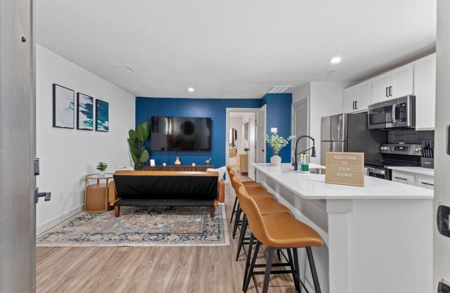 Near Medical District & Walkable to Oak Lawn Bars