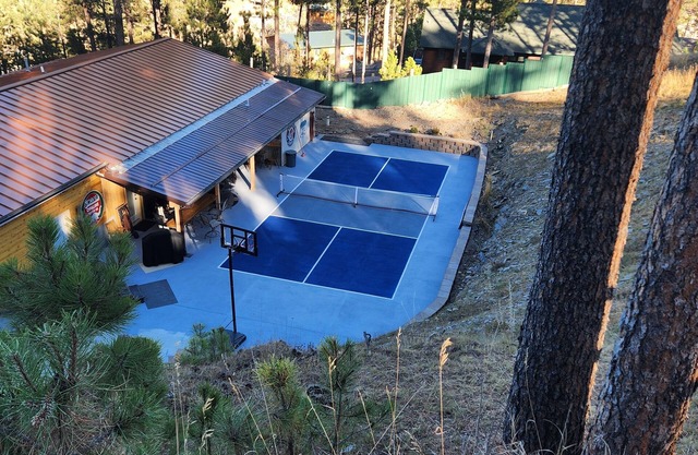 Near Mt Rushmore, Crazy Horse & Custer State Park Hot Tub Pickle Ball Court