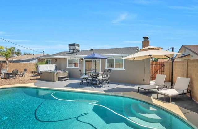 Near Old Town Scottsdale's Shopping, Dining & Golf, Private Heated Pool, Shuffle Board & Pool Table!