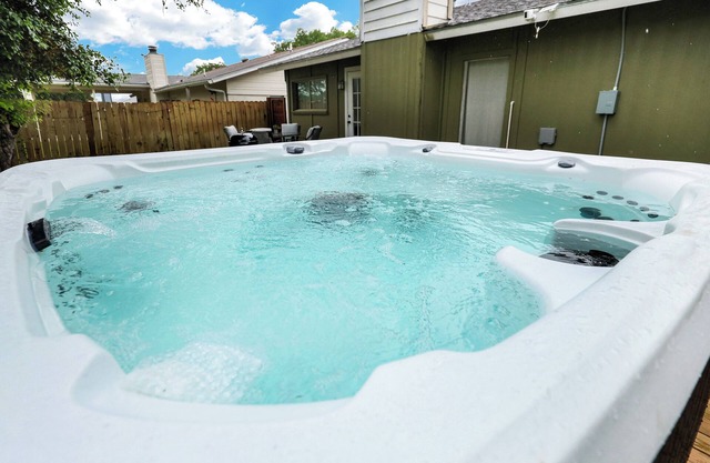 Near Sea World | Hot Tub Swing Set BBQ Yard Games