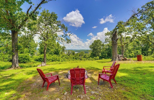 Near Table Rock Lake: Family Home w/Deck & Views