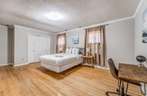 Near the Airport and Graceland Holmesdale Hideout