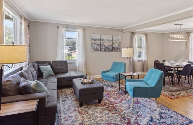 Near USC, Ft. Jackson, Congaree-Modern Cayce Cutie