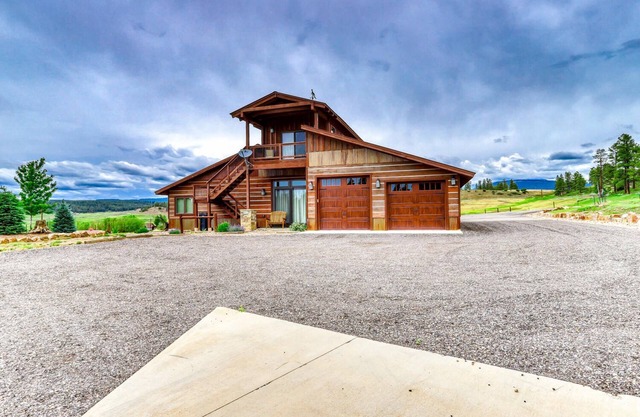 Neaux Better Place: Charming Mountain Apartment, Deck w/Views, Gas Stove, 5 Mins to Downtown Pagosa