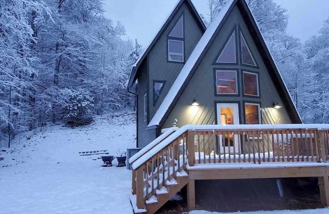 Need a Romantic Getaway? Hot Tub, Close to Polar Express, Casino and WCU Dogs OK