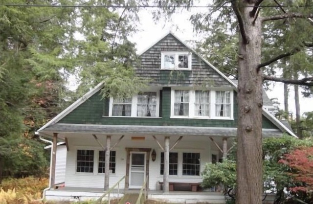 Nestle in this classic "Birchwood" Cottage Eagles Mere.