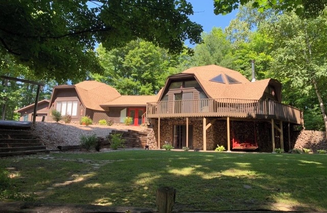 Nestled in forest with private hiking trails. Near horse show, beaches & golfing