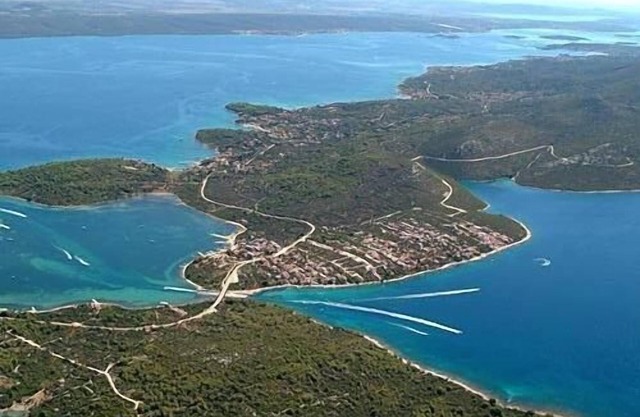 Nevidjane: House/Villa on the island Pasman near "Kornati", giving away organic vegetables