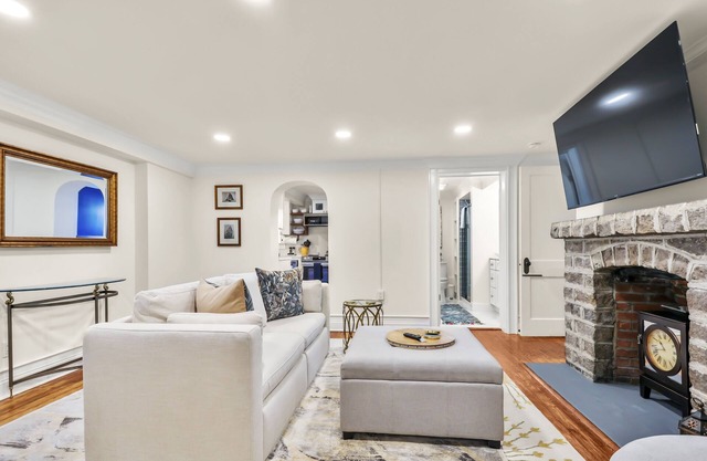 New 2/2 Garden apartment in Historic District