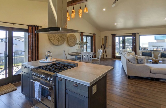 New 2025 "The Salty Sand Dollar"- Amazing Ocean Views & Beach Access