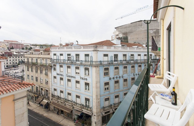 NEW! 2bedroom apt in the heart of downtown Lisbon, sunny 4th floor with elevator